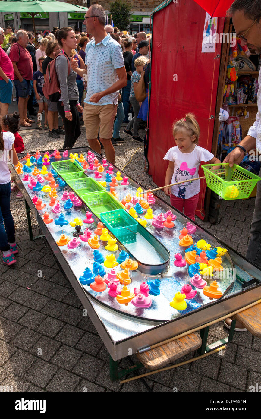 Ente und Boot angeln für Kinder auf einem Straßenfest in Malmedy, Belgien. Enten- und Schiffchenangeln fuer Kinder in einem Strassenfest, Malmedy, werden Stockfoto