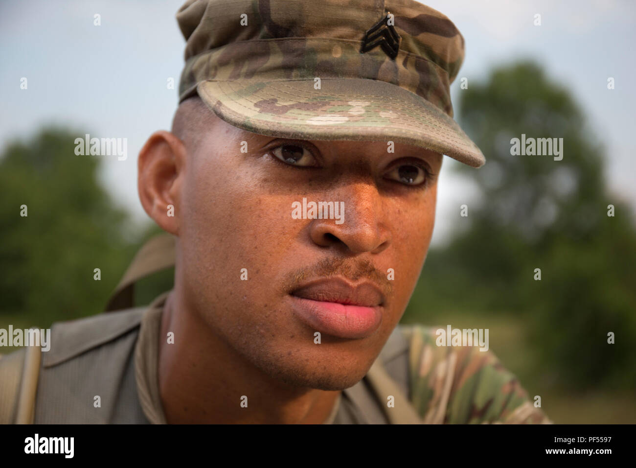 Kommunikation lane Trainer für den Betrieb Blue Shield, U.S. Army Reserve Sgt. Kristopher Barnes der 221St Ordnance Company aus Wayne, Indiana zugewiesen, liegt zwischen Gruppen an der Schulungsveranstaltung auf Fort McCoy, Wisconsin, Aug 9, 2018. U.S. Army Reserve MPs waren auf McCoy, Honen basic Soldatentum und MP-spezifische Fähigkeiten wie Inhaftierung Operationen und zur Bekämpfung der Unterstützung im laufenden Betrieb blaues Schild. (U.S. Armee finden Foto: Staff Sgt. Jesse Untalan) Stockfoto