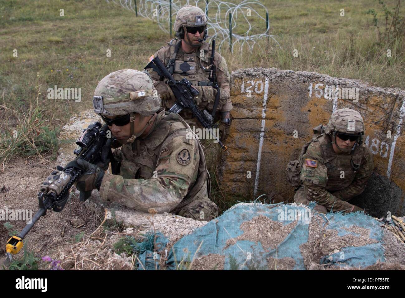 Spc. Nikko Lorbeer, Staff Sgt. Jasun Cunha, und Pfc. Eric James aus Eisen Truppe, 3 Staffel, 2 d. Kavallerie Regiments einen sicheren Anschlag während einer Air Assault Übung 9. August während der Noble Partner 18 am Lager Norio Murakami, Georgien zu etablieren. Edle Partner 2018 ist eine georgische Streitkräfte und US-Armee Europa kooperativ-led-übung in der vierten Iteration bestimmt zu unterstützen und die Bereitschaft und die Interoperabilität von Georgia, USA verbessern und die teilnehmenden Nationen während eines multinationalen Ausbildung Betrieb. Stockfoto