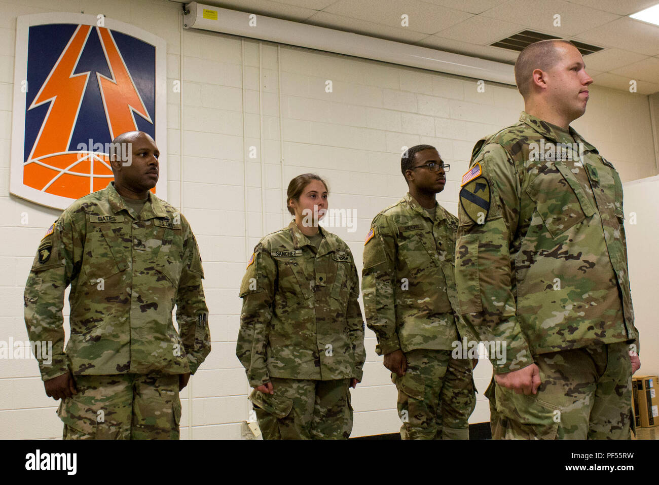 335.- Signal (Theater) gehostete Bereitstellung Zeremonie im Hauptquartier der US-Army Reserve Soldaten aus der 982Nd Combat Camera Company (aus der Luft). Diese vier Soldaten werden zur Unterstützung der Operation inhärenten Lösen. Familie und Freunde der Soldaten für die Zeremonie und die endgültige Abschiede. Stockfoto