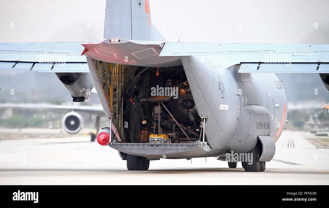 Us Air Force Staff Sgt. Cameron Davis, ein lademeister mit den 146 Airlift Wing, California Air National Guard, schließt die Rampe der MAFFS 4, ein modulares System zur Brandbekämpfung aus der Luft C-130J Hercules Flugzeugen aus den 146 th ausgestattet, nach einem Stop mit Feuerhemmendem an der U.S. Forest Service San Bernardino Airtanker Base zu laden, in San Bernardino, Kalifornien, Aug 8, 2018. MAFFS 4 flog staatliche Agenturen kämpfen das heilige Feuer in der Nähe von Orange und Riverside Grafschaften zu unterstützen. (U.S. Air National Guard Foto von älteren Flieger Crystal Housman) Stockfoto