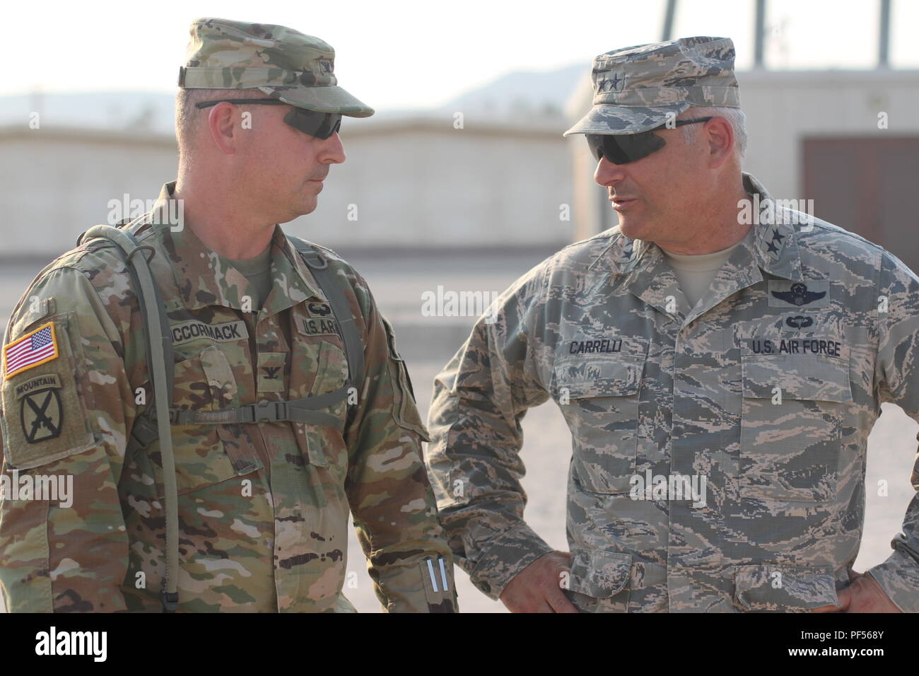 Generalmajor Anthony Carrelli, Pennsylvania Adjutant General, unterhält sich mit Oberst James McCormack, der Kommandant der 213 regionalen Support Group, Pennsylvania National Guard, 12.08.10 an den National Training Center, Fort Irwin, Calif Carrelli zirkuliert am NTC und erfüllt mit dem Befehl Personal und Soldaten aus der 213 RSG, als sie die 56 Stryker Brigade Combat Team, 28 Infanterie Division während der Ausbildung Rotation am NTC unterstützen. (US Army National Guard Foto von Sgt. Claire A. Charles) Stockfoto