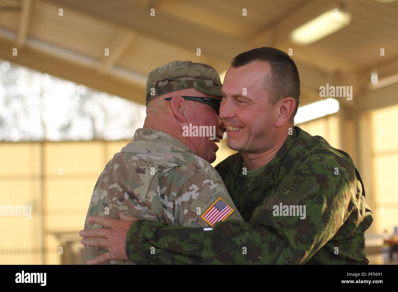 Command Sgt. Maj. Harry J. Buchanan, Senior aufgeführten Berater des Pennsylvania Adjutant General, trifft Sgt. Maj. Darius Kolodzeiskis von der Eisernen Wolf Brigade, Litauisch Landstreitkräfte 12.08.10 an den National Training Center, Fort Irwin, Calif. Die beiden Kräfte sind Teil einer 25-jährigen Partnerschaft zwischen der PNG und Litauen. (US Army National Guard Foto von Sgt. Claire A. Charles) Stockfoto