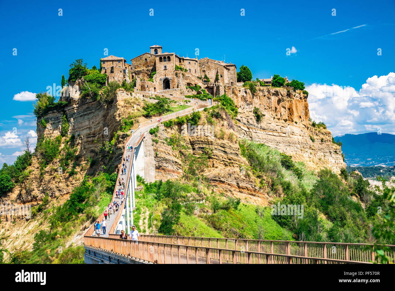 Civita di Bagnoregio ist ein Dorf auf einem Hügel in Mittelitalien. Der Zugang erfolgt über eine Fußgängerbrücke, die als Tor Porta Santa Maria bekannt ist. Stockfoto