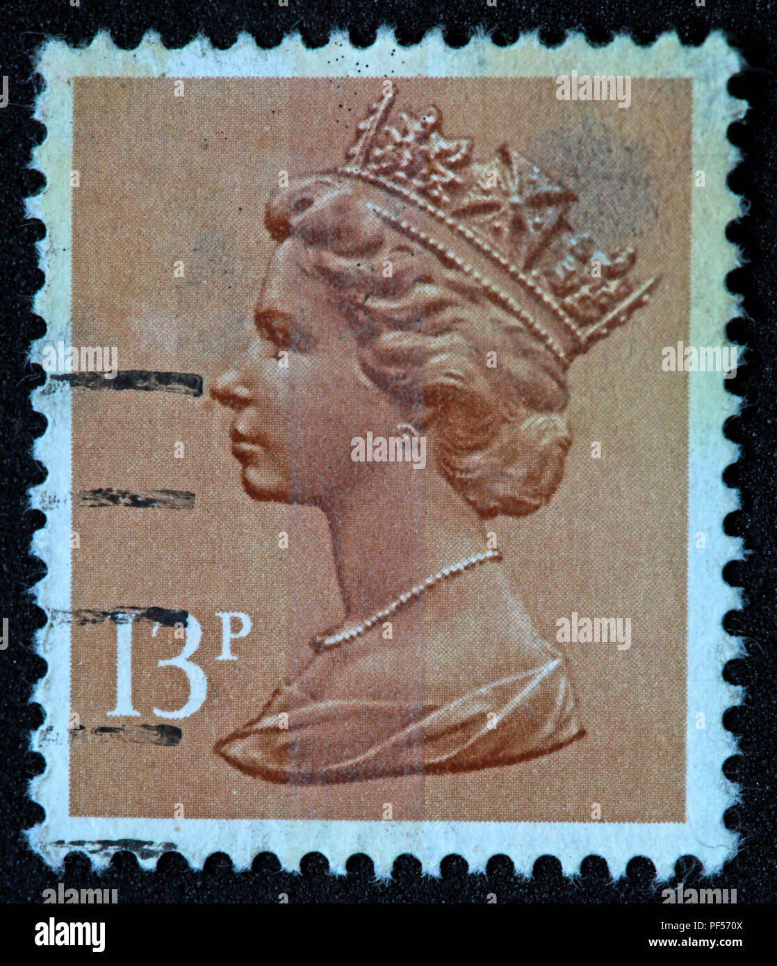 Verwendet frankiert braun Britische UK Stempel - 13 p-Königin Elizabeth II. Stockfoto