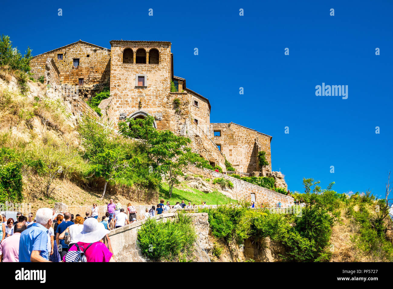 Civita di Bagnoregio ist ein Dorf auf einem Hügel in Mittelitalien. Der Zugang erfolgt über eine Fußgängerbrücke, die als Tor Porta Santa Maria bekannt ist. Stockfoto