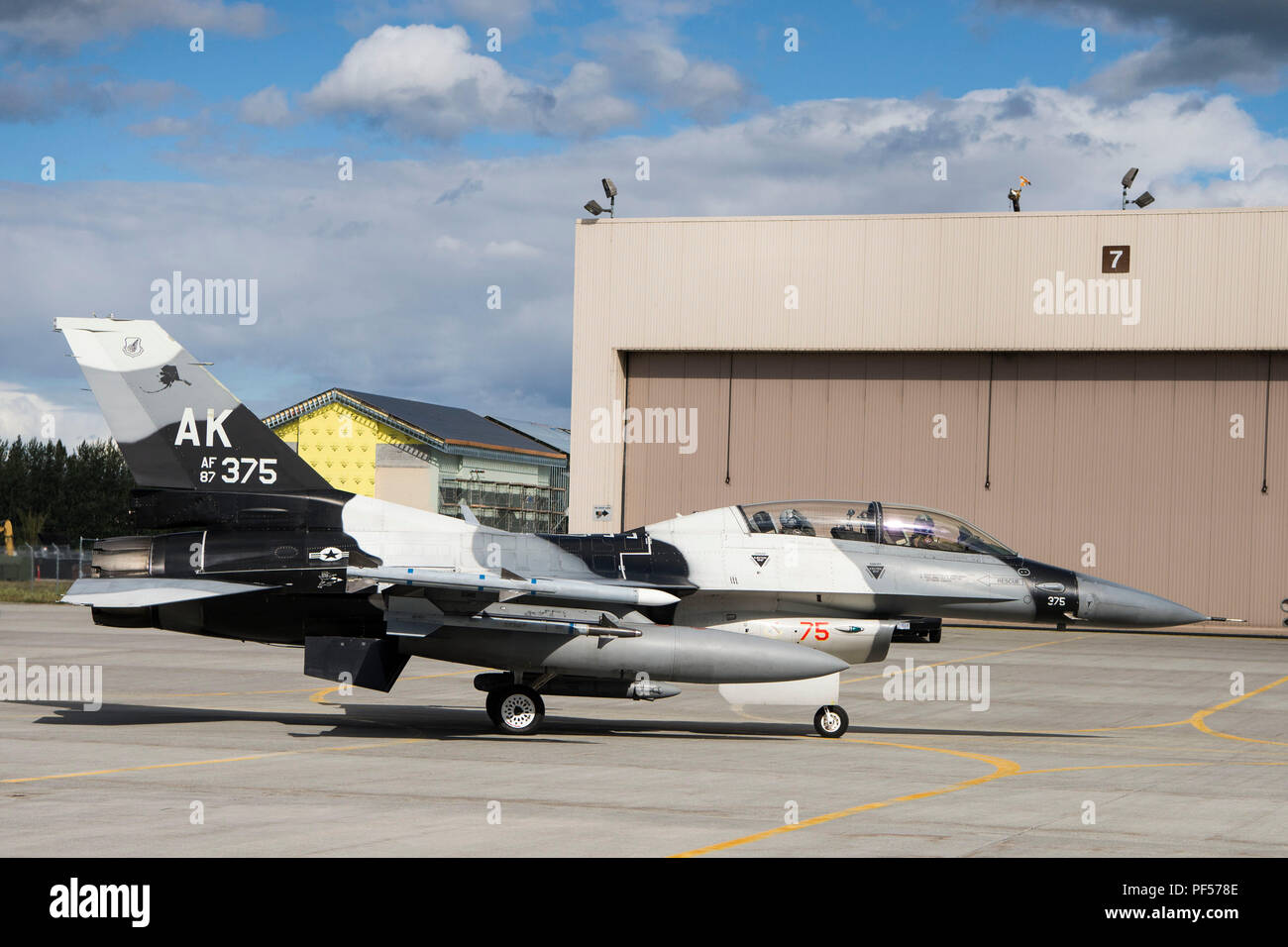 Ein US Air Force F-16 Fighting Falcon Taxis auf der Flucht line 10.08.2018, bei Eielson Air Force Base, Alaska. Der Herr Abgeordnete Heather A. Wilson, der Sekretär der Air Force, flog in die F-16 als Teil einer Orientierung Flug. (U.S. Air Force Foto von Airman Aaron Guerrisky) Stockfoto