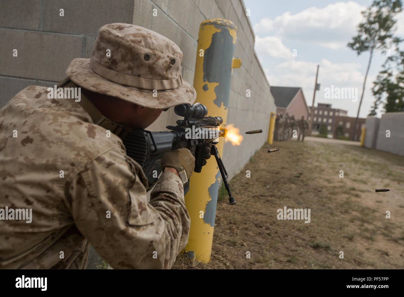 Us Marine Lance Cpl. Matt Mason, eine automatische rifleman mit Bravo Company, 1.Bataillon, 24 Marine Regiment, Brände Leerzeichen an die lettische Soldaten bei einem städtischen Betrieb zwischen Marines und Letten Soldaten, während der Übung Northern Strike im Camp Äsche, Mich., 12.08.2018. Marines mit 1/24 als Opposition Kräfte durch die Dauer der Übung Northern Strike serviert, eine Übung, die vereint Service Mitglieder aus mehreren Niederlassungen, die Staaten und die Koalition Länder zusammen Boden- und Kampfhandlungen durchzuführen. (U.S. Marine Corps Foto von Cpl. Niles Lee) Stockfoto