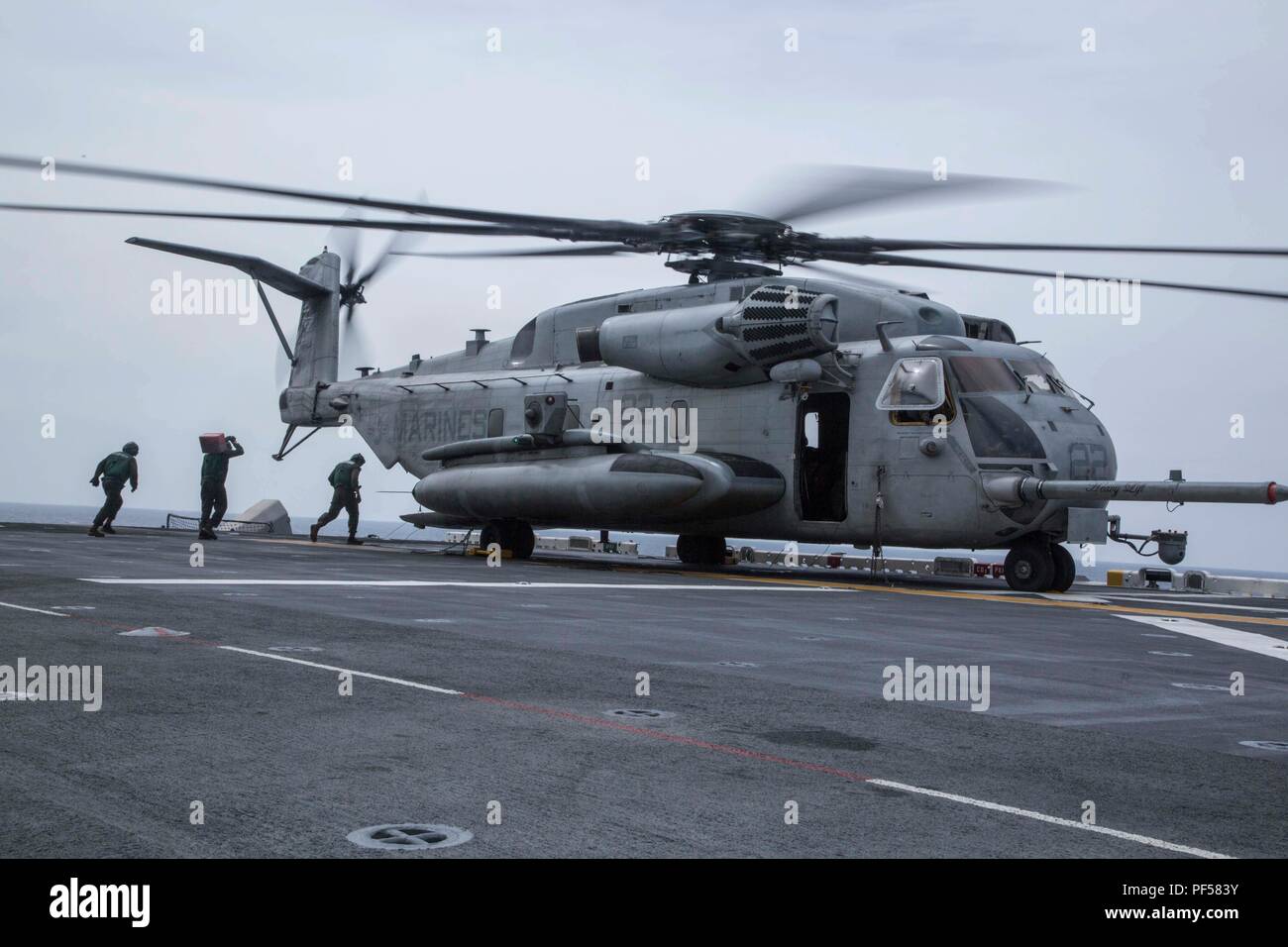 MINDANAO SEA-US-Segler mit der Essex Amphibious Ready Group (ARG) bereiten Sie eine CH-53E Super Stallion mit Marine Medium Tiltrotor Squadron 166 verstärkt, 13 Marine Expeditionary Unit (MEU), für den Start bei der Suche und Rettung während einer planmäßigen Einsatz der Essex ARG und 13. MEU, 11. August 2018. Das Essex ARG/13 MEU ist derzeit auf dem Siebten Flotte Bereich der Operationen eingesetzt. (U. Us Marine Corps Foto von Cpl. Francisco J. Diaz jr.) Stockfoto