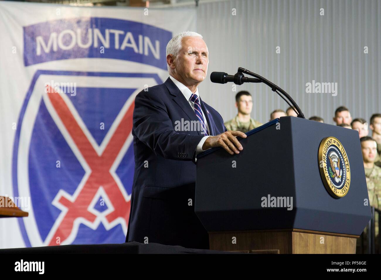 Vice President Mike Pence spricht mit den Soldaten während der Veranstaltung in Fort Drum, New York, am 13. August. Wurde die Veranstaltung Soldaten zu erkennen und die National Defense Authorization Act von 2019, der die Armee der autorisierten Active Duty ende Stärke von 4.000 ermöglicht uns kritische Fähigkeiten zur Unterstützung der nationalen Verteidigungsstrategie zu unterzeichnen. (U.S. Armee Foto von Sgt. Thomas Scaggs) 180813-A-TZ 475-789 Stockfoto