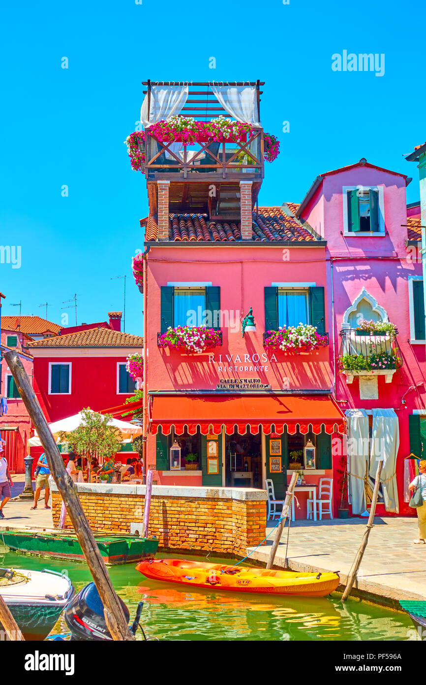 Venedig, Italien, 16. Juni 2018: Die bunten kleinen Restaurant mit Terrasse auf der obersten in Insel Burano in Venedig Stockfoto