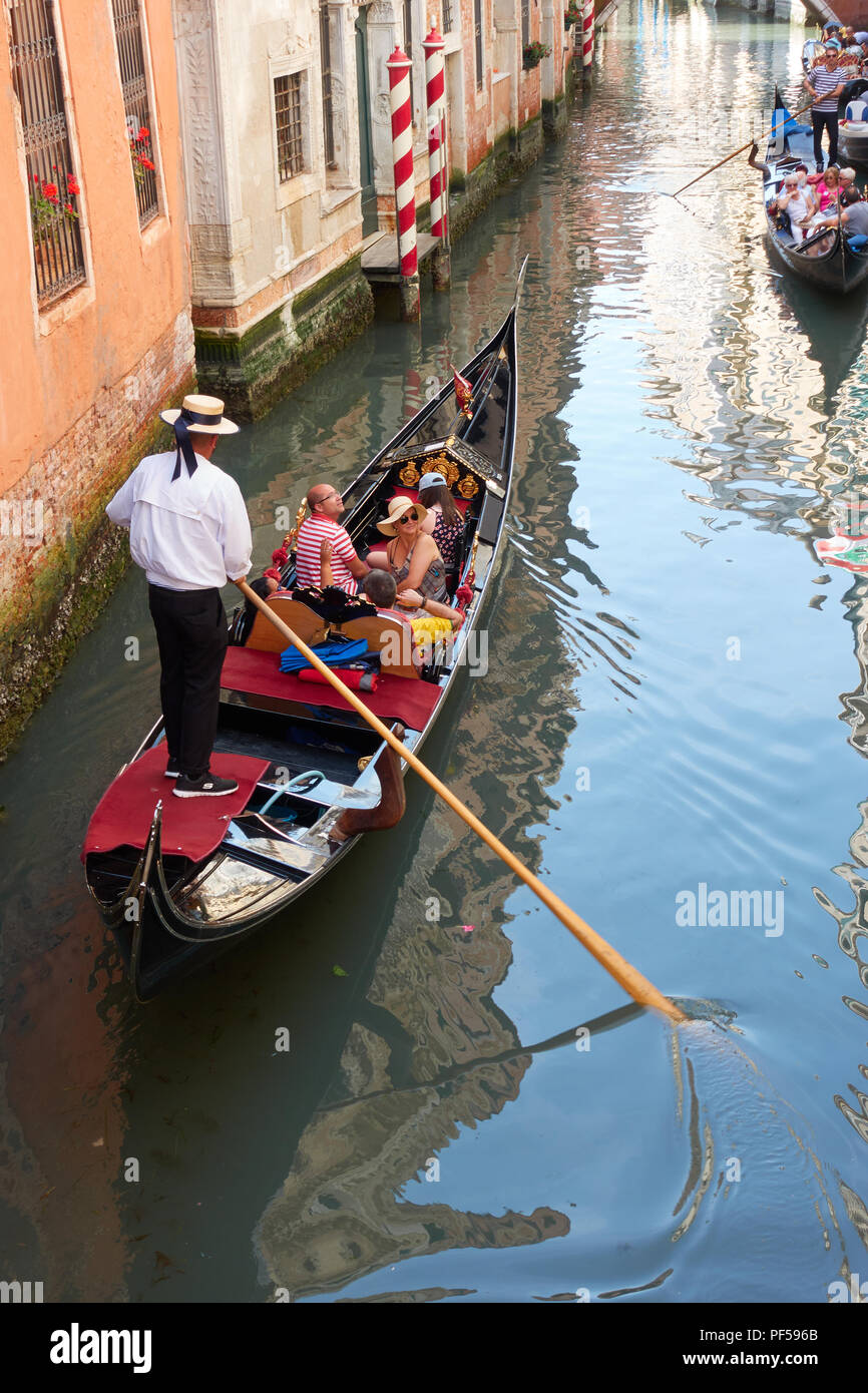 Venedig, Italien, 17. Juni 2018: gondoliere Antriebe Touristen in seiner Gondel in Venedig Stockfoto