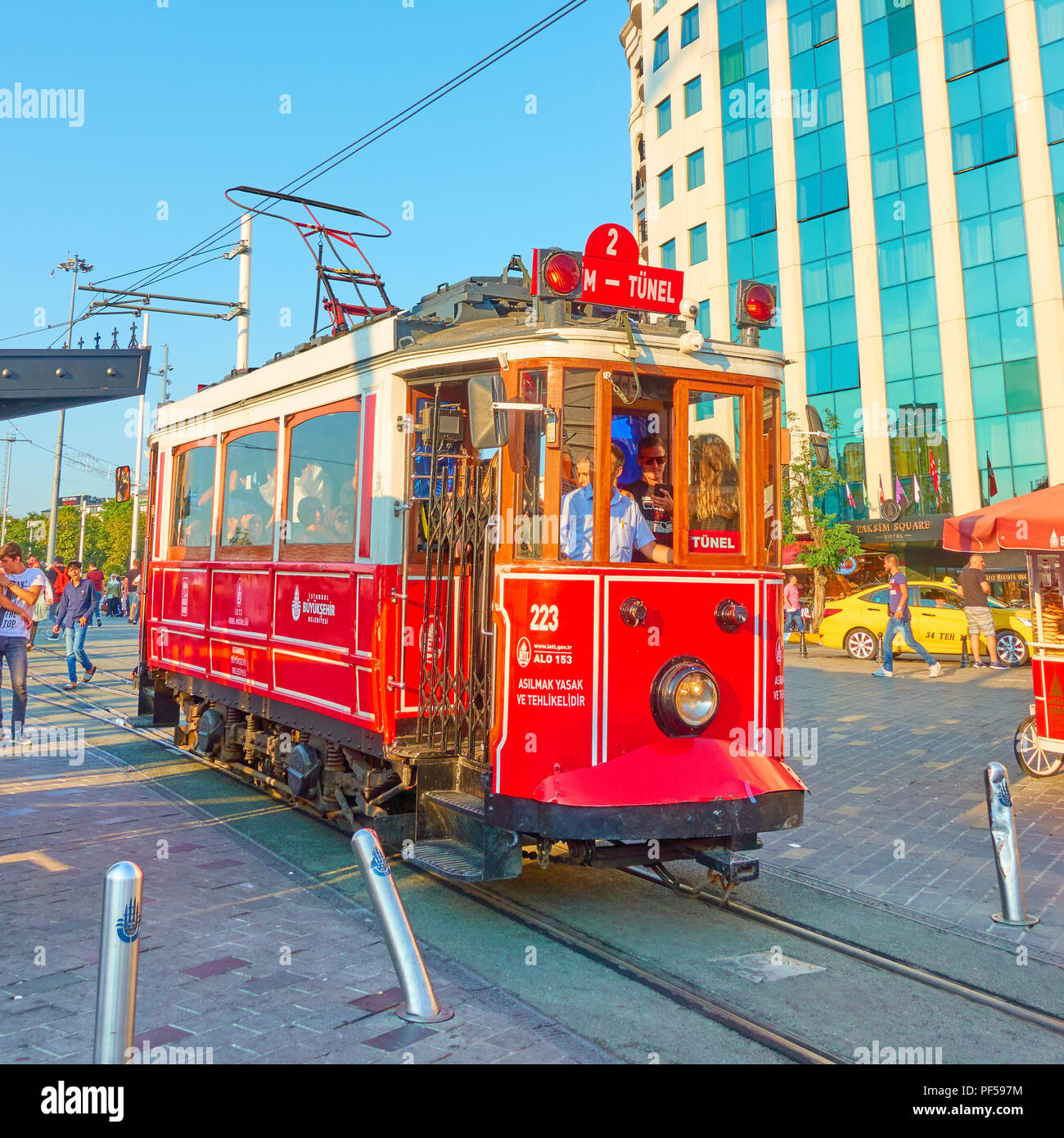 Istanbul, Türkei - 17. Juli 2018: Retro Straßenbahn am Taksim-Platz in Istanbul Stockfoto