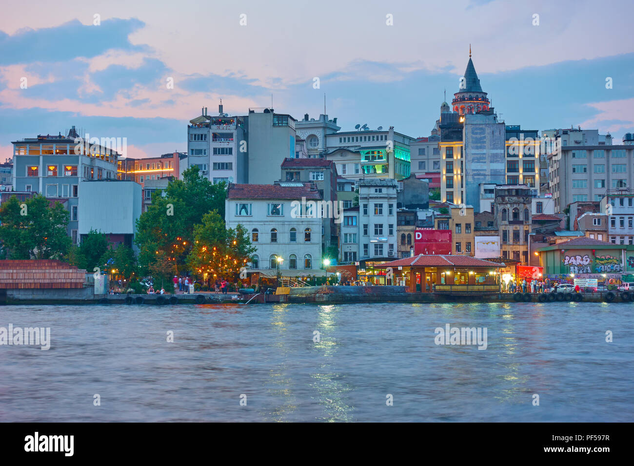 Istanbul, Türkei - 18 Juli 2018: Beyoglu und Karakoy Kai in Istanbul am Abend Stockfoto