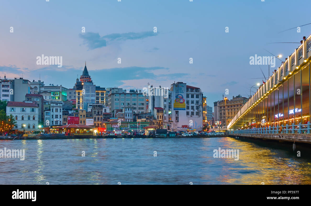 Istanbul, Türkei - 18 Juli 2018: Galata Brücke und Karakoy Kai in Istanbul am Abend Stockfoto