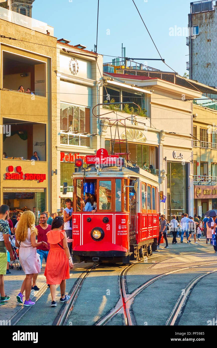 Istanbul, Türkei - 18 Juli 2018: Historische Straßenbahn und zu Fuß in die Fußgängerzone Istiklal Straße in Istanbul Stockfoto