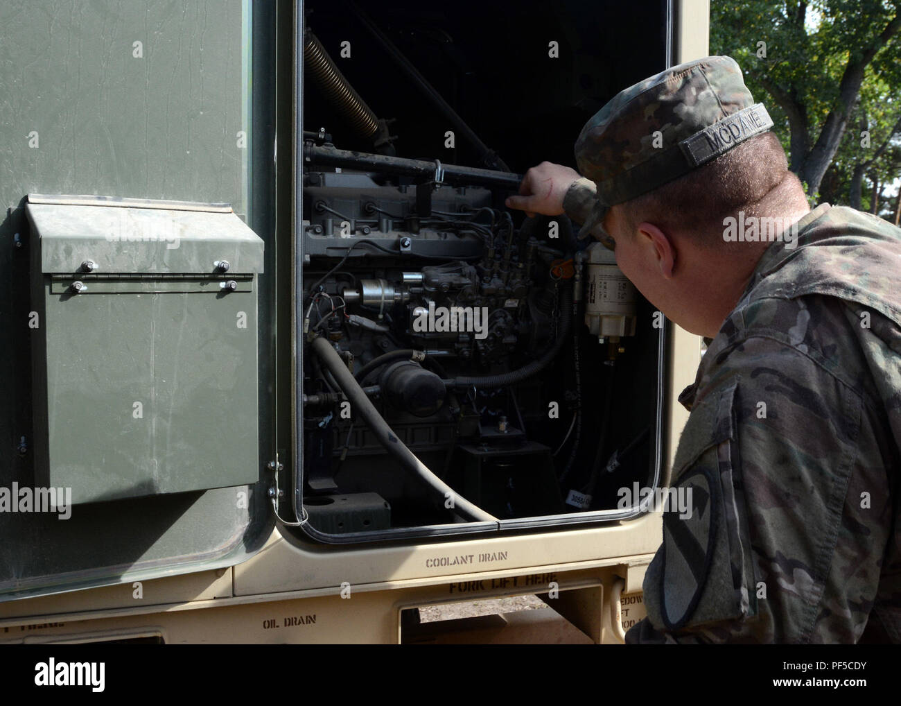 Spc. Patrick Danel, ein stromgenerator Mechaniker Echo Firma zugewiesen, 91st Brigade Ingenieur Bataillon, 1st Armored Brigade Combat Team, 1.Kavallerie Division, inspiziert ein Generator während einer post-Befehl Übung in Zagan, Polen, August 14, 2018. Die ironhorse Brigade ist derzeit in ganz Europa zur Unterstützung der Atlantischen Lösung bereitgestellt. (U.S. Army National Guard Foto von Sgt. 1. Klasse Craig Norton, 382 Öffentliche Angelegenheiten Loslösung, 1 ABCT, 1 CD) Stockfoto