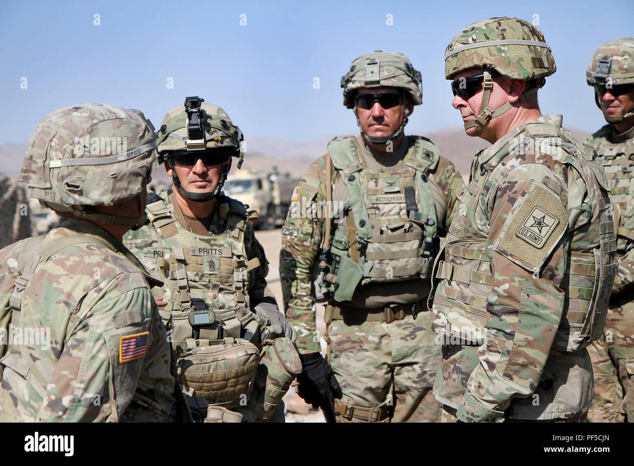 Generalleutnant Timothy J. Kadavy, Direktor der Army National Guard, traf mit der Leitung der 56 Stryker Brigade Combat Team, 28 Infanterie Division, Pennsylvania Army National Guard, einschließlich Oberst Michael Wegscheider, Commander, und Command Sgt. Maj. Randall Pritts, außerhalb Tactical Operations Center der 56 Stryker Brigade Combat Team. Kadavy und andere Army National Guard Führung und verbrachten zwei Tage im Umlauf das Feld, Treffen mit Pennsylvania Nationalgarde während ihrer Combat Training Center Rotation an der National Training Center, Fort Irwin, Kalifornien, 12.08.16. (U.S. Armee Na Stockfoto