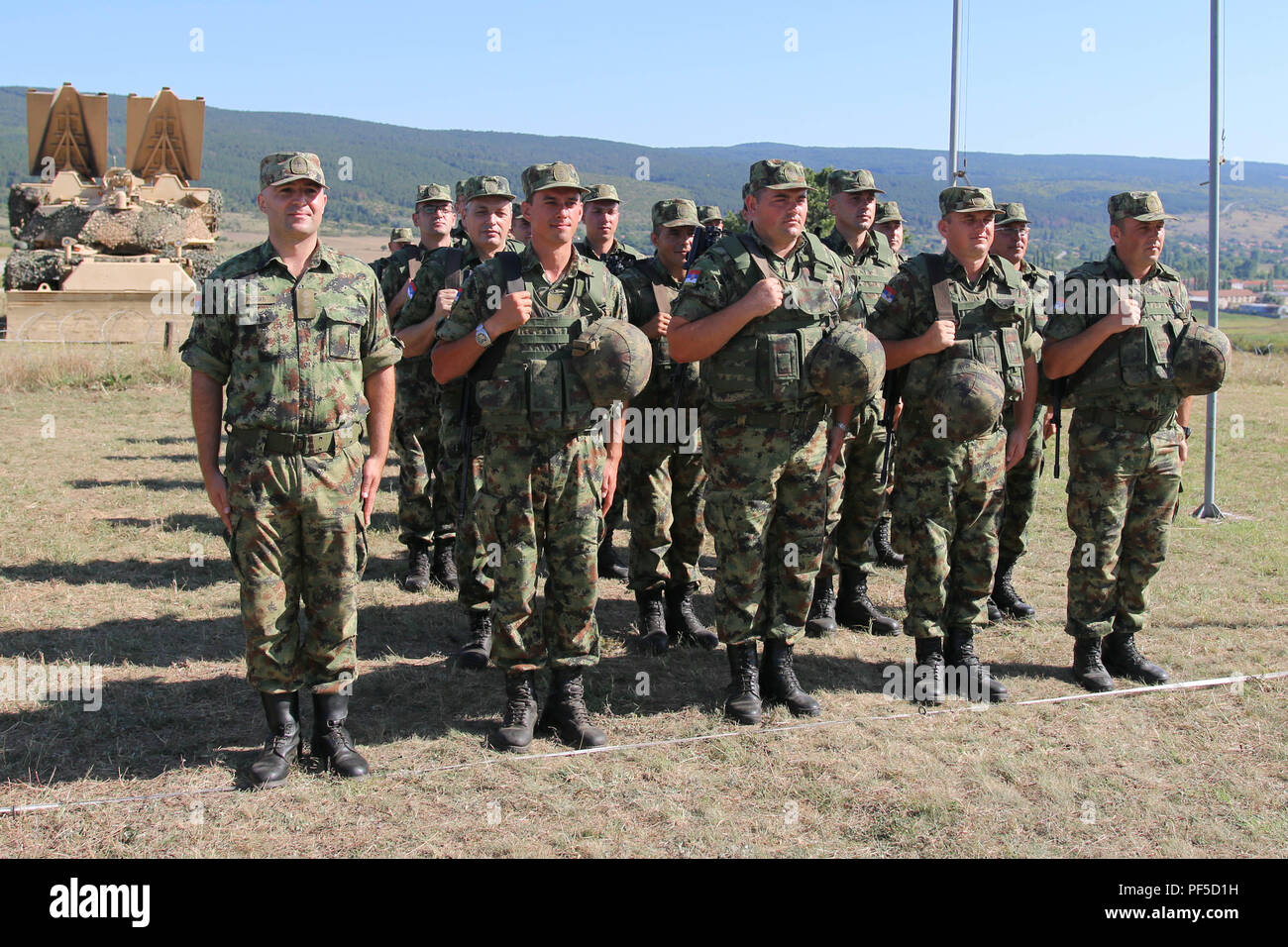 Serbische Soldaten erwarten die Ankunft der bulgarische Ministerpräsident Bojko Borissow bei der Abschlussfeier der Übung Platin Löwe, eine jährliche Übung, fördert die regionale Stabilität und baut dauerhafte Beziehungen mit Partnerstaaten, Novo Selo, Bulgarien, 9. August 2018. Diese Übung ist zur Unterstützung der Atlantischen lösen, ein bleibendes Training übung zwischen der NATO und der US-Streitkräfte. (U.S. Army National Guard Foto von Sgt. Jamar Marcel Pugh, 382 Öffentliche Angelegenheiten Ablösung/1. ABCT, 1 CD-/Freigegeben) Stockfoto