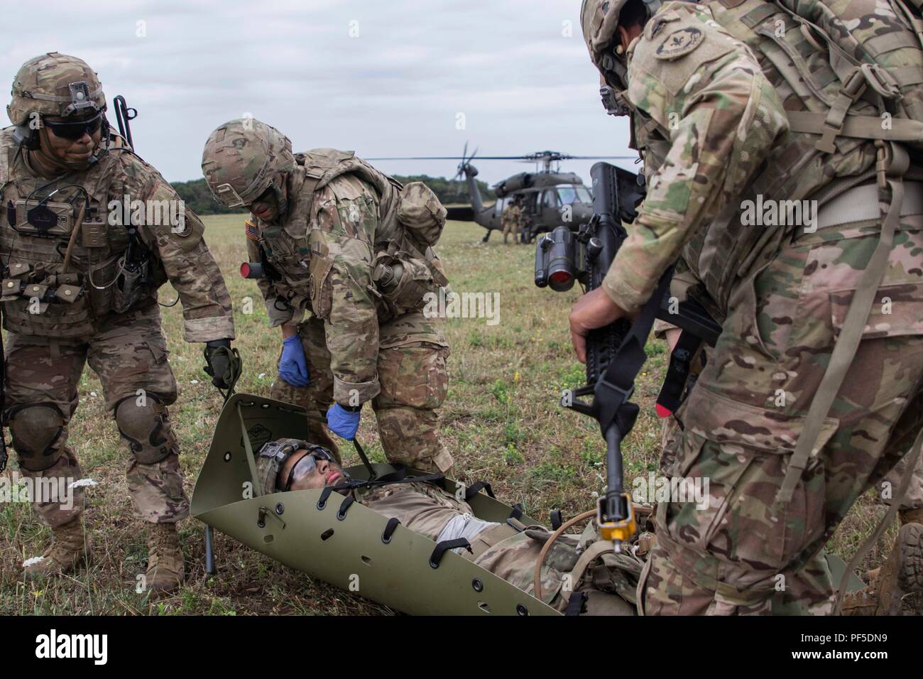 Soldaten mit der 3. Staffel, 2d-Cavalry Regiment Evakuieren einer simulierten Unfall während einer Air Assault Übung 9. August während der Noble Partner 18 am Lager Norio Murakami, Georgia. Edle Partner 2018 ist eine georgische Streitkräfte und US-Armee Europa kooperativ-led-übung in der vierten Iteration bestimmt zu unterstützen und die Bereitschaft und die Interoperabilität von Georgia, USA verbessern und die teilnehmenden Nationen während eines multinationalen Ausbildung Betrieb. Stockfoto