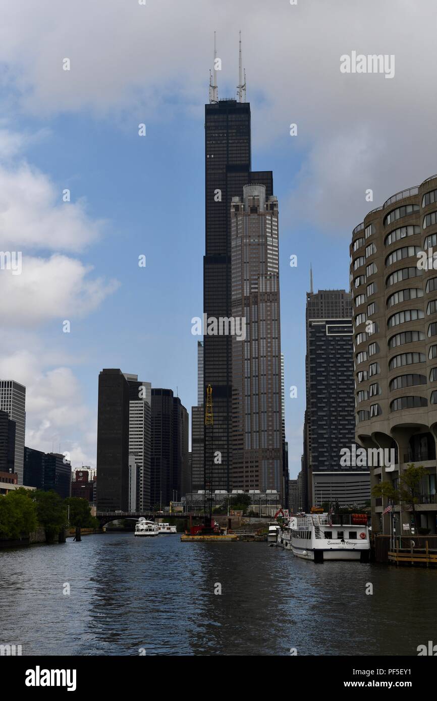 Die Skyline von Chicago von der Willis Tower dominiert Stockfoto