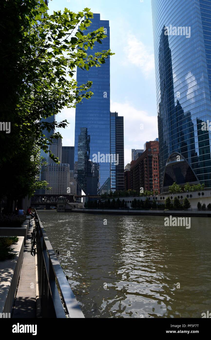 Architektur flankierende am Ufer des Chicago River Stockfoto