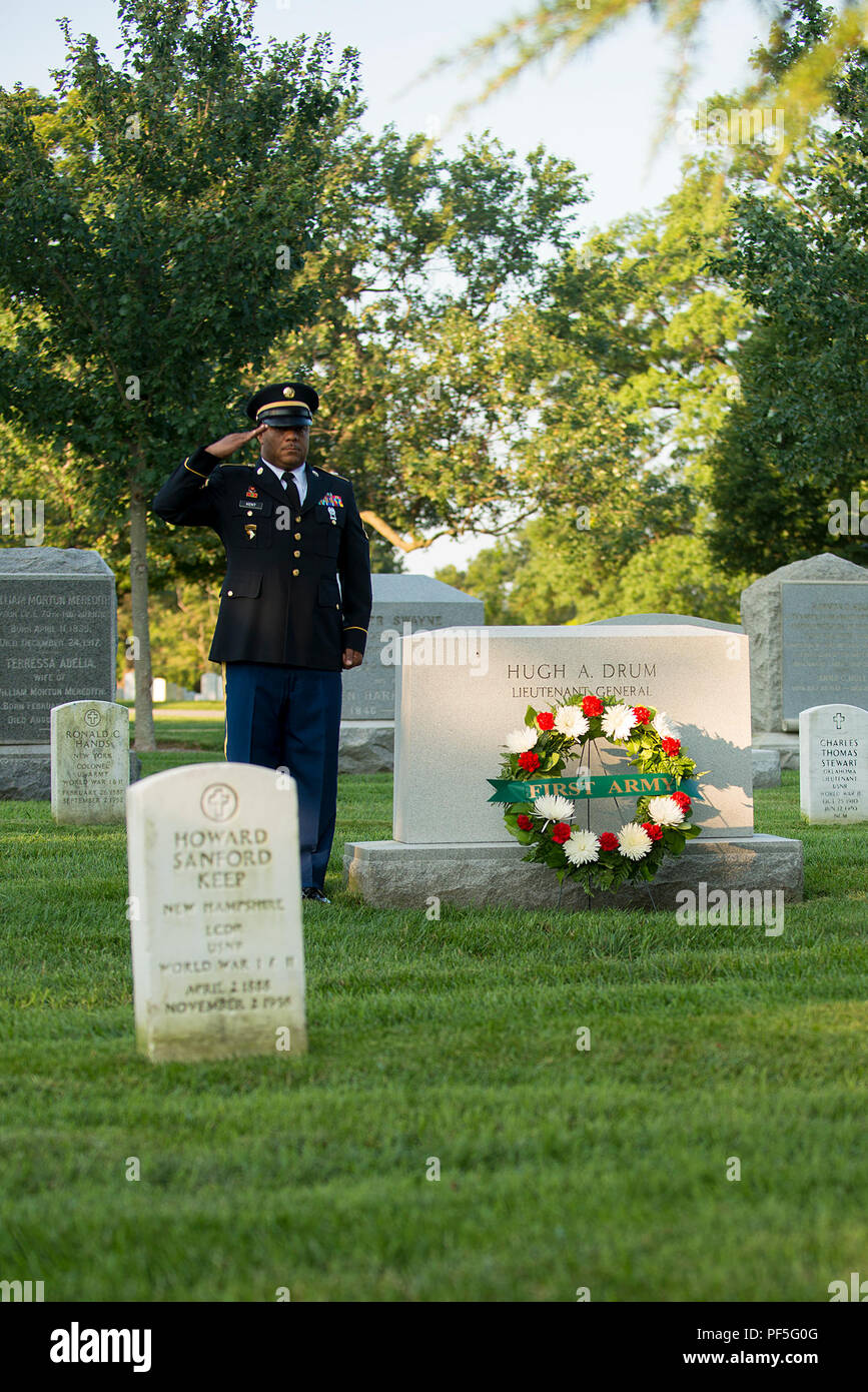 Sgt. 1. Klasse Lester A. Kent, ein Beobachter Trainer/Trainer leitender Ausbilder an der ersten Armee Akademie, lautlos macht ehren zu ehemalige First United States Army kommandierenden General Generalleutnant Hugh Trommel, auf dem Arlington National Cemetery, 12.08.10, 2018 in Arlington, Virginia. ihren hundertsten Geburtstag zu markieren, Soldaten - wie Kent - und Senior First Armeeführung die Gräber von verschiedenen Persönlichkeiten aus der gesamten Geschichte der Einheit gefeiert, besucht. Zusätzlich Armee Generalmajor Erik Peterson, der kommandierende General der Armee, und Command Sgt. Maj Richard Johnson, command Sergeant Major der ersten A Stockfoto