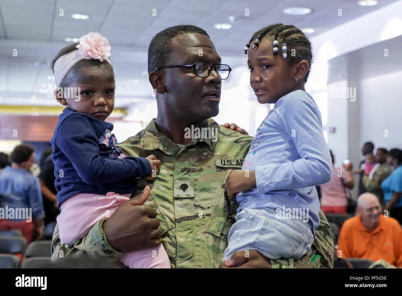 Spc. Kenneth Reid, mit 514Th Military die North Carolina der Nationalen Polizei, hält zwei seiner sechs Kinder nach einer Mobilisierung Zeremonie in ihrer Ehre gehalten an der East Carolina University Pirate Club in Greenville, North Carolina, 12.08.2018. Die 514Th auf Guantanamo Bay Naval Station zur Unterstützung der Operation Enduring Freedom einzusetzen. (Foto: Staff Sgt. Maria Junell) Stockfoto