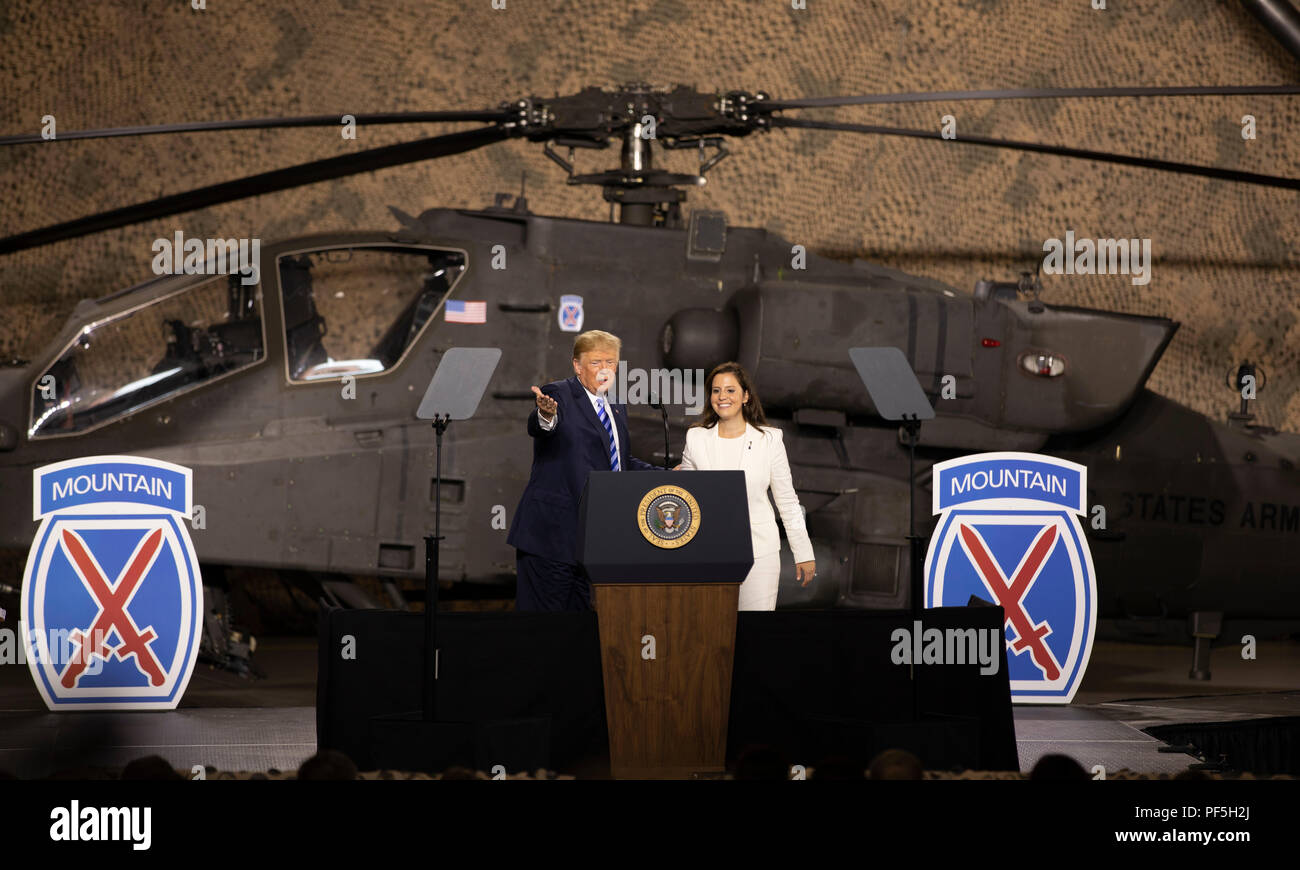 Präsident Donald J. Trumpf begrüßt auf der Bühne des Kongreßabgeordneten Elise Stefanik, Vertreter von 21 der New Yorker Kongreßbezirk mit Fort Drum, 10. Berg Soldaten vor der Unterzeichnung des Geschäftsjahr 2019 National Defense Authorization Act, 13. August 2018 in Fort Drum, New York zu sprechen. Das Gesetz ermächtigt, einen Haushalt, unterstützt der Armee Vision, die Ressourcen unserer Modernisierung Initiativen und Prioritäten, ermöglicht uns, weiterhin die Bereitschaft und Letalität von, um die Kraft zu erhöhen, und Haltungen, die die Armee, um die Anforderungen der nationalen Verteidigungsstrategie zu erfüllen. Stockfoto