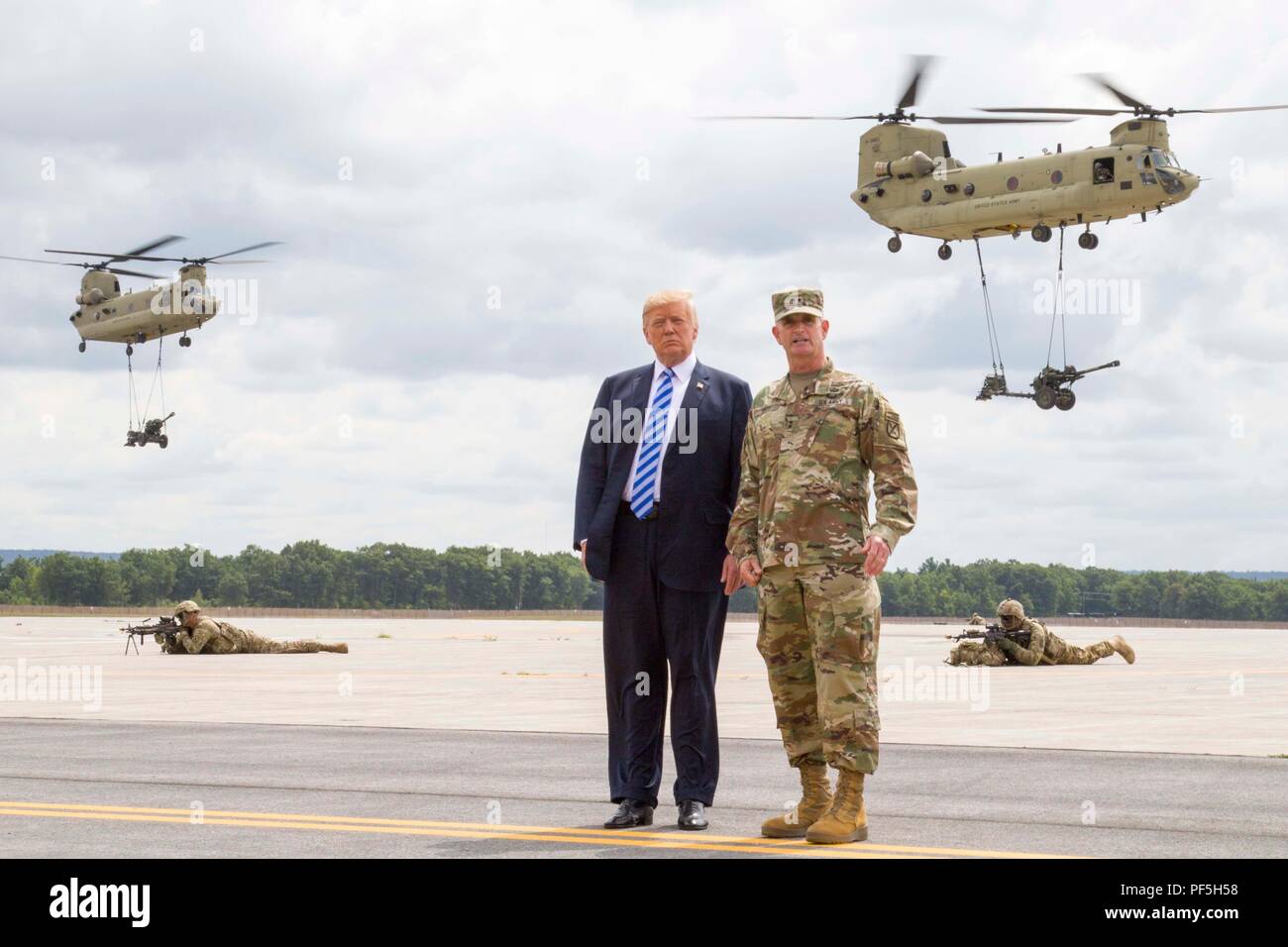 Präsident Donald J. Trumpf und Generalmajor Walter E. Piatt, Kommandant des 10 Mountain Division (LI), Blick auf die CH-47 Chinook Hubschrauber tragen in die Artillerie während einer Demonstration am Fort Drum, New York, am 13. August. Die Demonstration war Teil der Präsident Donald J. Trumpf Besuch der 10 Mountain Division (LI) der National Defense Authorization Act von 2019, der die Armee der autorisierten Active Duty ende Stärke von 4.000 ermöglicht uns kritische Fähigkeiten zur Unterstützung der nationalen Verteidigungsstrategie zu Feld zu unterzeichnen. (U.S. Armee Foto von Sgt. Thomas Scaggs) 20180813-A-TZ 475-018 Stockfoto