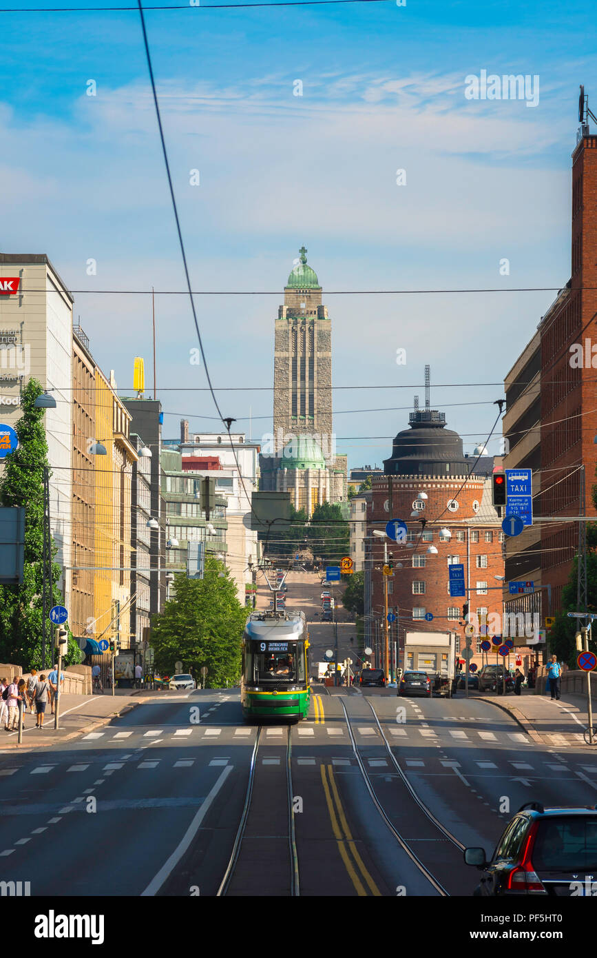 Helsinki Zentrum, Blick auf eine Straßenbahn in der Unioninkatu Straße im Zentrum von Helsinki mit dem Jugendstil-Kallio-Kirchturm an der Skyline von Finnland. Stockfoto