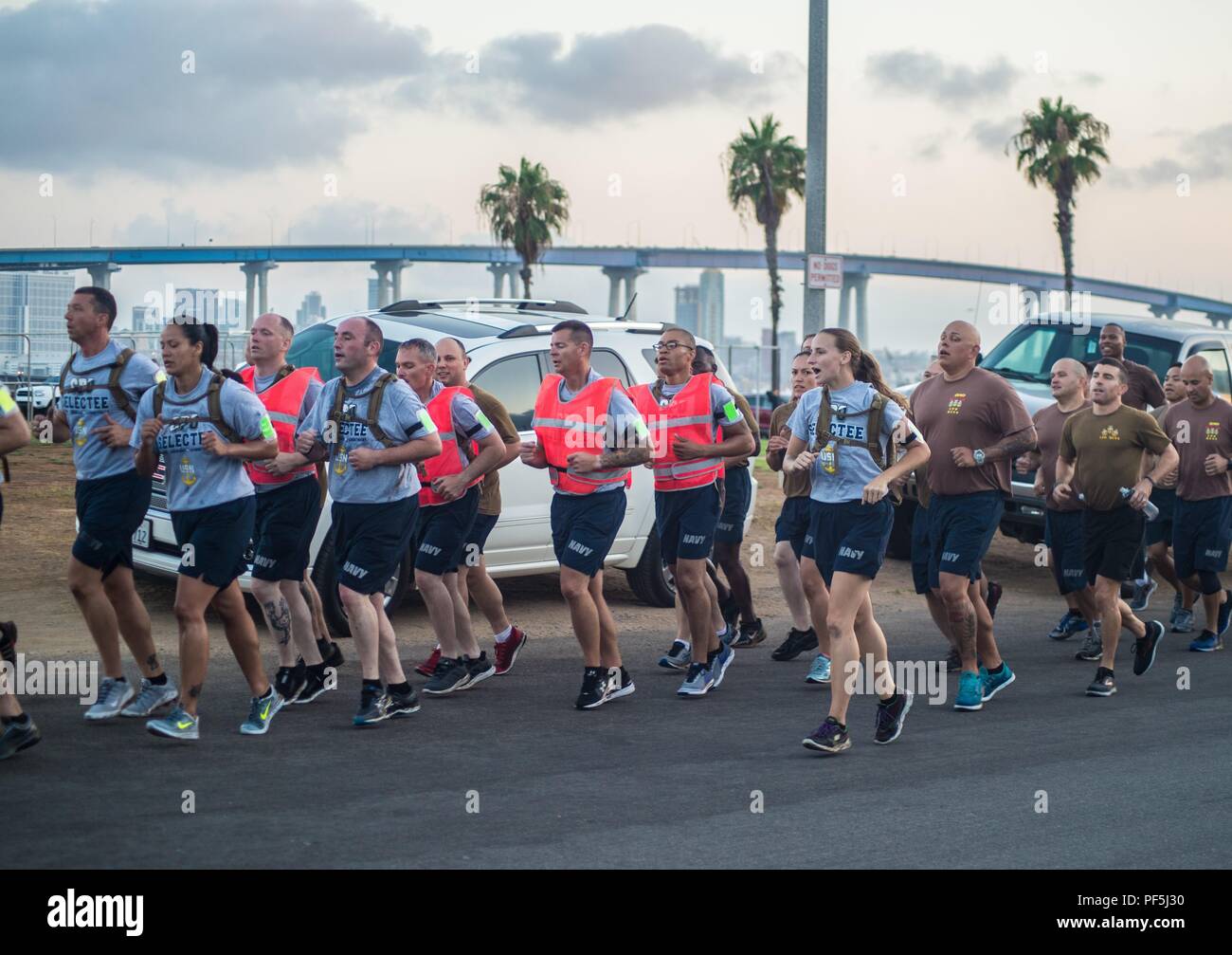 180813-N-NT 795-740 Coronado, Calif., (13. August 2018) Chief Yeoman wählen Sie Kassiana Earp, an die in den Küstenzonen Riverine Group (CRG) 1, der Chief Petty Officer (CPO) und CPO selectees während körperliches Training als Teil der CPO Einleitung onboard Naval Amphibious Base Coronado führt zugeordnet. CPO Initiation ist eine professionelle Aus- und Weiterbildung Umwelt, die beginnt, wenn die Ansage freigegeben wird, und Zeit-Tradition auf der Team-/Personen als Führer von Integrität, Verantwortlichkeit, Initiative und Zähigkeit konzentrierte sich geehrt. (U.S. Marine Foto von Chief's Bootsmann Mate Nelson Doromal Jr/Freigegeben) Stockfoto