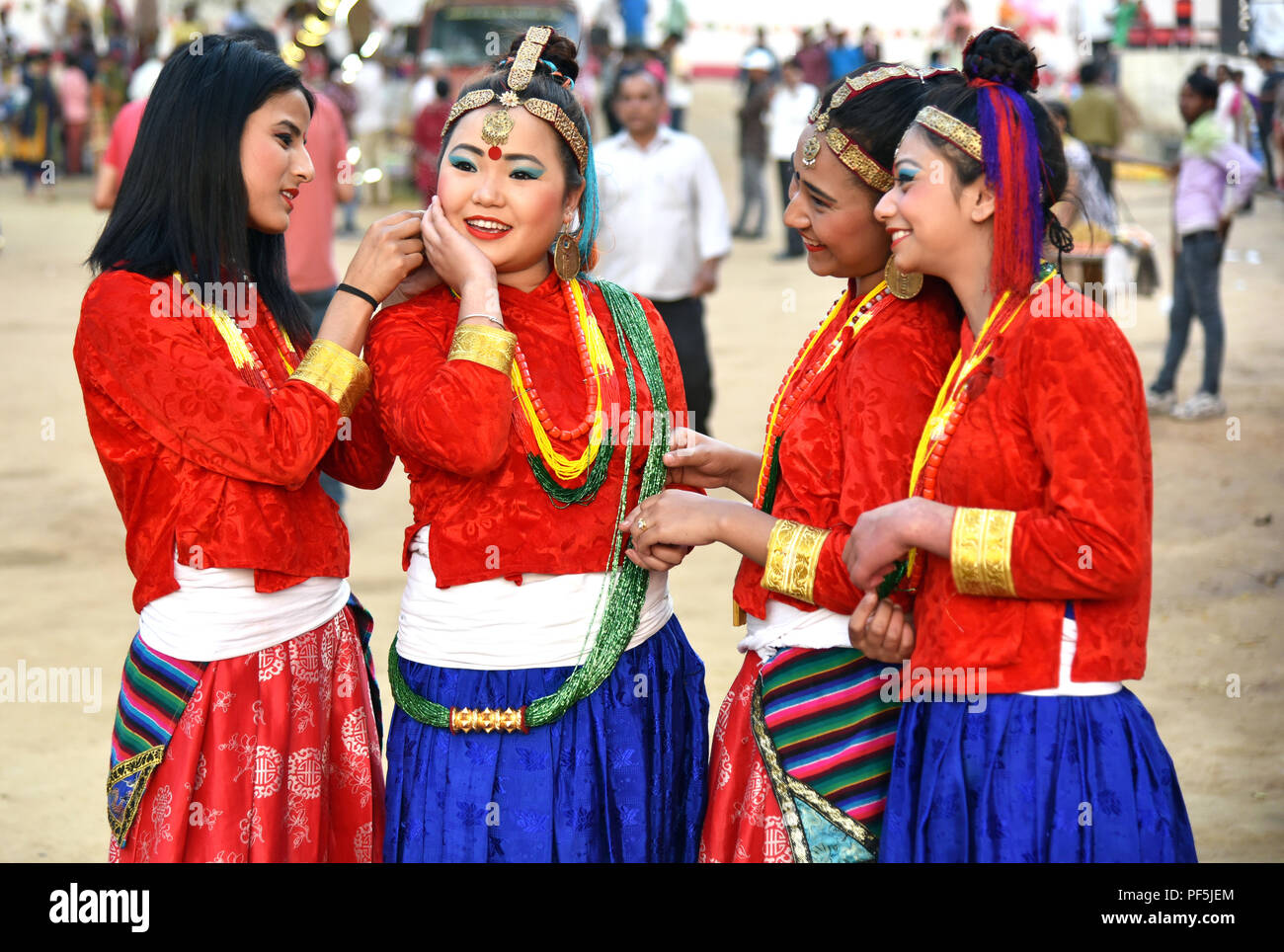 Gandhinagar, Indien - 9. März 2018: Sikkim Mädchen aus Nepalesischen Gemeinschaft in traditioneller Kleidung. Stockfoto