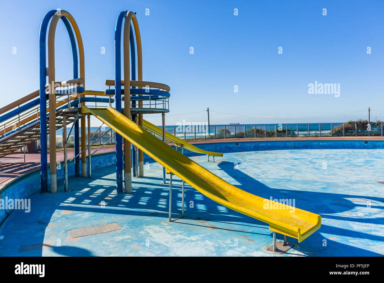 Schwimmbad trocken kein Wasser gelb Wasserrutsche Struktur Nahaufnahme. Stockfoto