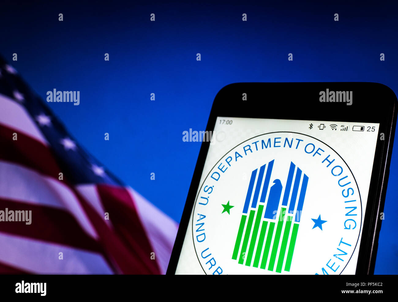 Kiew, Ukraine - August 19, 2018: Siegel der Vereinigten Staaten Ministerium für Wohnungsbau und Stadtentwicklung gesehen auf Smart Phone angezeigt. Stockfoto