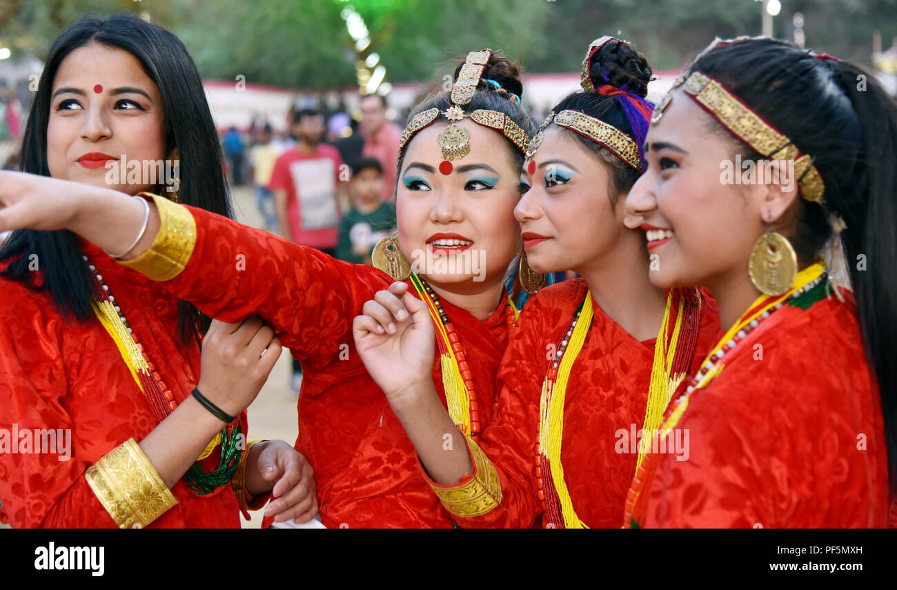 Gandhinagar, Indien - 9. März 2018: Sikkim Mädchen aus Nepalesischen Gemeinschaft in traditionellen Trachten Spaß gekleidet. Stockfoto