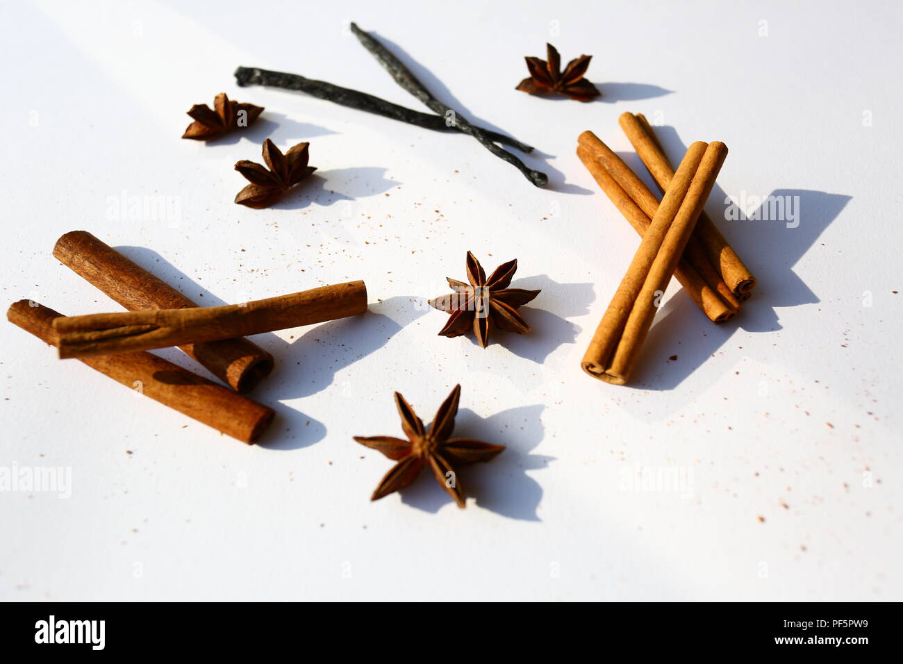 Weihnachten Gewürze: Anis, Zimt, Vanille Stockfoto