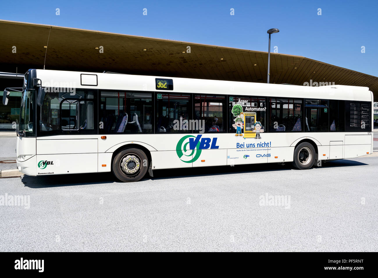 VBL-Bus am zentralen Busbahnhof in Gummersbach, Deutschland. Die VBL ist eine städtische Busunternehmen in Gummersbach. Stockfoto