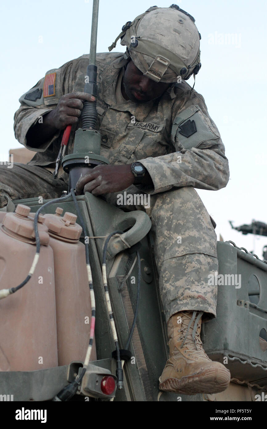 Staff Sgt. Deron Dixon, ein Stryker Fahrzeug Commander mit Sitz und die Konzernzentrale, 56 Stryker Brigade Combat Team, 28 Infanterie Division, Pennsylvania Army National Guard, arbeitet am Ausbau einer Antenne aus einer Stryker nach der Ankunft in Cantonment nach rigorosen Training in der simulierten Schlachtfeld an der National Training Center, Fort Irwin, Kalifornien, 12.08.17. Die 56 SBCT abgeschlossen ein kampftraining Drehung am NTC in einer Bemühung, Armee Bereitschaft entscheidend für die nationale Verteidigung Strategie beizubehalten. (U.S. Army National Guard Foto von Sgt. 1. Klasse HollyAnn Nicom/freigegeben) Stockfoto