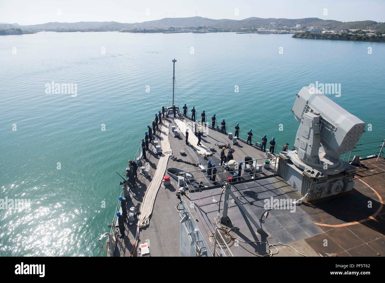 180817-N-GX 781-0003 MARINESTATION Guantánamo Bay, Kuba (Aug. 17, 2018) Segler die Schienen als Whidbey Island-Class Dock Landung Schiff USS Gunston Hall (LSD 44) zieht der Marinestation Guantánamo Bay, Kuba Mann. Das Schiff ist auf die Bereitstellung unterstützen, Südsee, das ist eine jährliche gemeinsame Bereitstellung in der US Southern Command Verantwortungsbereich, wo eine Aufgabengruppe bereitstellen werden eine Vielzahl von Übungen und multinationalen Austausch durchzuführen, die Interoperabilität zu verbessern, die regionale Stabilität zu erhöhen, und bauen und regionale Beziehungen mit Ländern in der gesamten Region durch Stockfoto