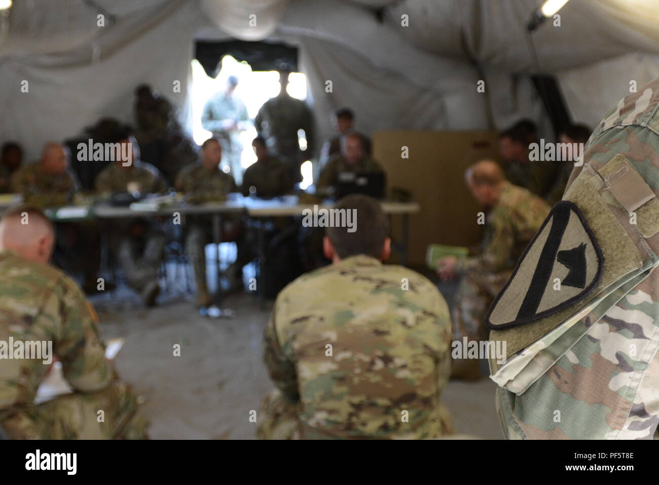 Soldaten an die Zentrale und Sitz der Gesellschaft, 1. gepanzerte Brigade Combat Team zugewiesen sind, 1.Kavallerie Division, führen Sie einen Befehl post Übung, in der Vorbereitung für ein Joint Multinational Readiness Center Rotation, in Zagan, Polen, 13.08.2018. Die ironhorse Brigade ist derzeit in ganz Europa zur Unterstützung der Atlantischen Lösung bereitgestellt. (U.S. Army National Guard Foto von Sgt. 1. Klasse Craig Norton, 382 Öffentliche Angelegenheiten Loslösung, 1 ABCT, 1 CD) Stockfoto