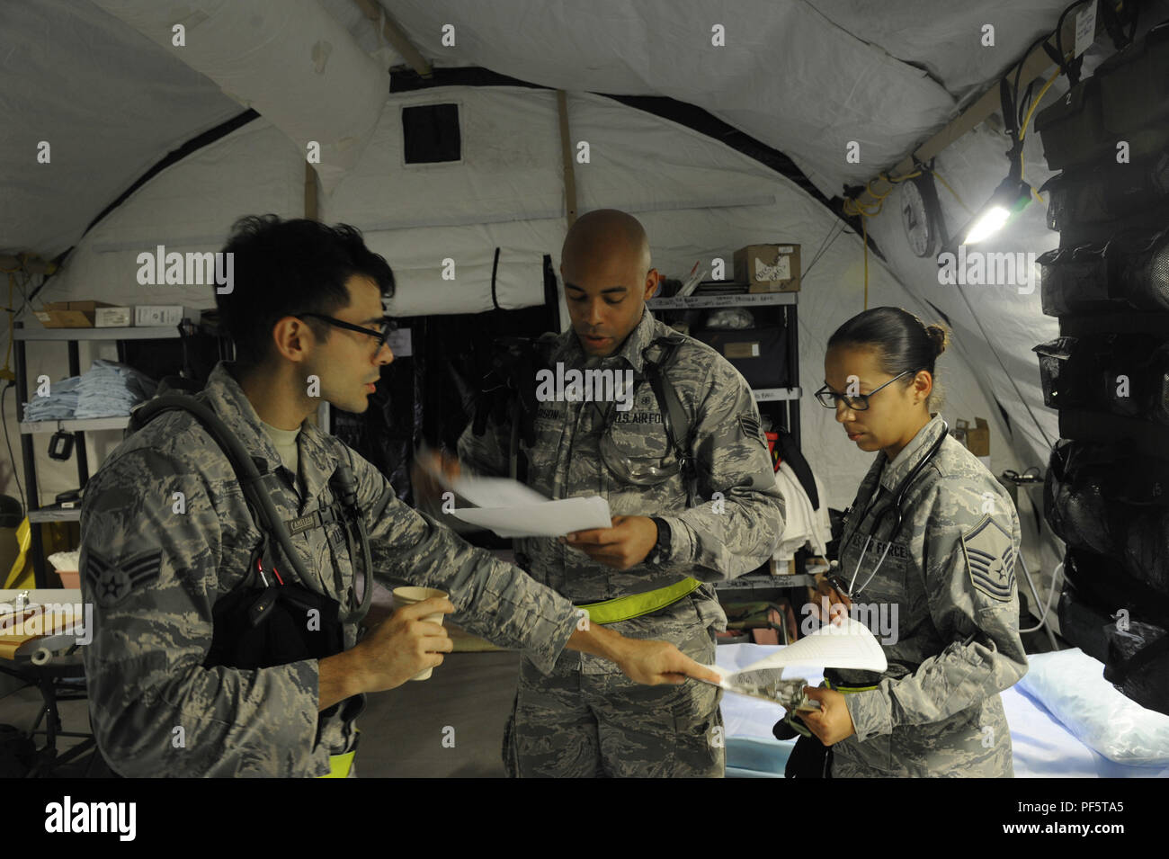 Mitglieder der 927th Aeromedical Staging Squadron Vorbereitung auf die ankommenden Patienten während der übung Patriot Krieger am Fort McCoy, Wisc. In der Nacht, die Flieger hatten Patienten der Ambulanz zu entladen und sie dann in die Zelte, in denen Patienten, die ihre Pflege Wunden oder Krankheiten erhalten würde. (U.S. Air Force Foto: Staff Sgt. Xavier Lockley Stockfoto