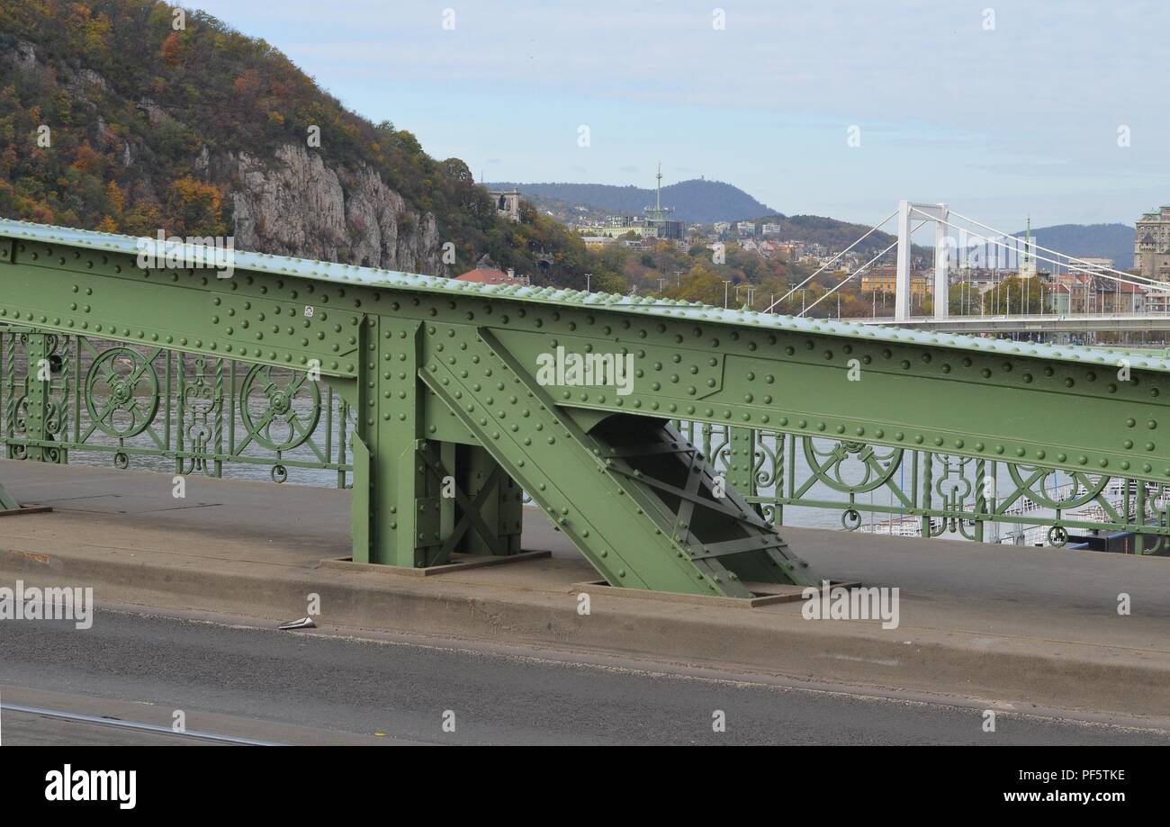 Blick von der Brücke, Budapest, 1896, in Richtung Castle Hill (links) und Elizabeth Bridge, Suspension Bridge 1964 erbaut und von Pál Sávoly konzipiert Stockfoto