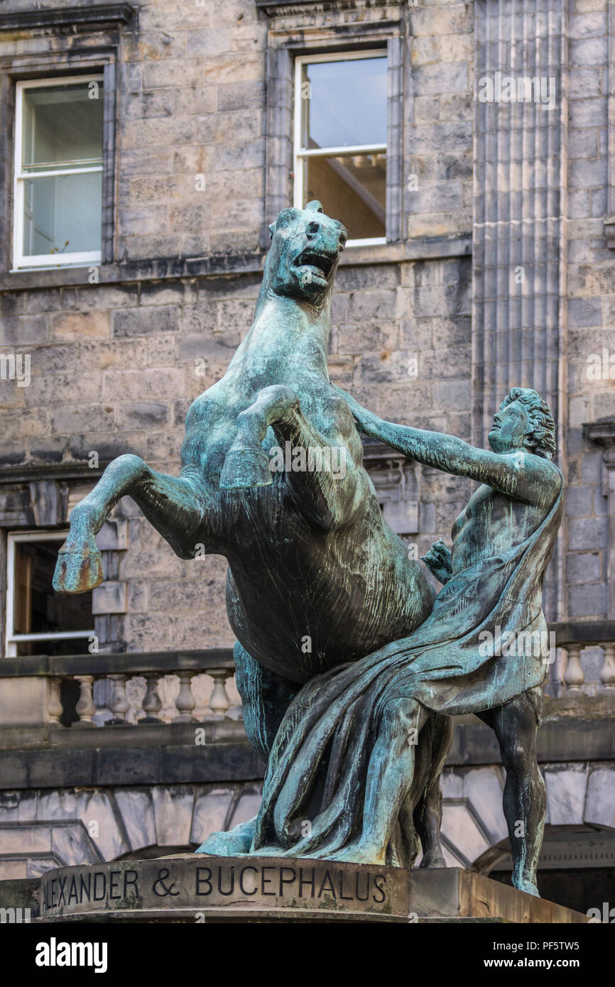 Edinburgh, Schottland, Großbritannien - 13 Juni, 2012; Nahaufnahme von Alexander und Bucephalus Statue außerhalb der Stadt Kammern Gebäude. Grün bronze mit Alexander t Stockfoto