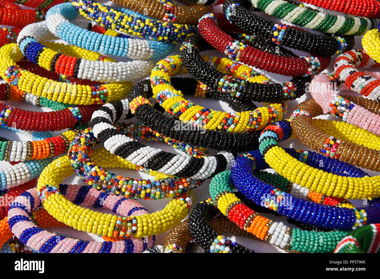 Samburu Perlen Armbänder für den Verkauf in der Samburu/Buffalo Springs Game Reserve Landebahn, Kenia Stockfoto