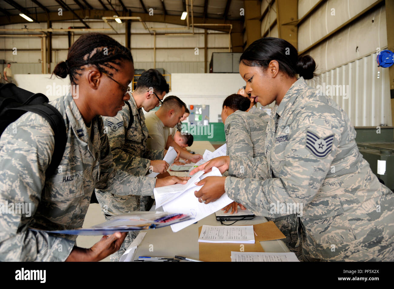 Mitglieder der 927th Aeromedical Staging Squadron in-process in Übung Patriot Krieger auf Aug 9, 2018 at Fort McCoy, Wisconsin. Patriot Krieger besteht aus gemeinsamen Kräfte aus dem ganzen Land zu präsentieren, Einsatzmöglichkeiten und erhöhen die Bereitschaft. (U.S. Air Force Foto: Staff Sgt. Xavier Lockley) Stockfoto