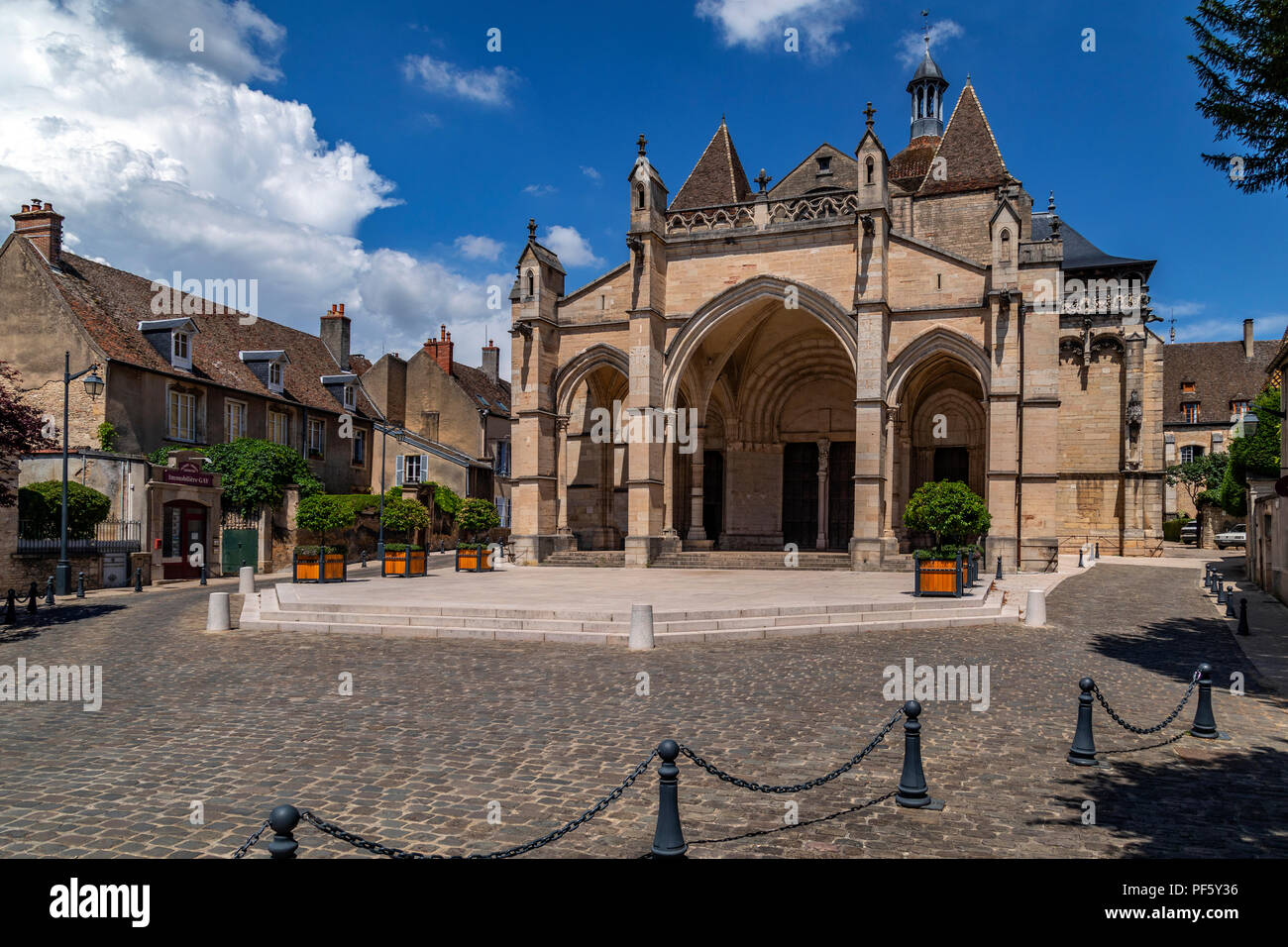Die Kathedrale Notre Damm oder Collegiale Notre-Dame in der Stadt Beaune in der Region Burgund in Frankreich. Stockfoto