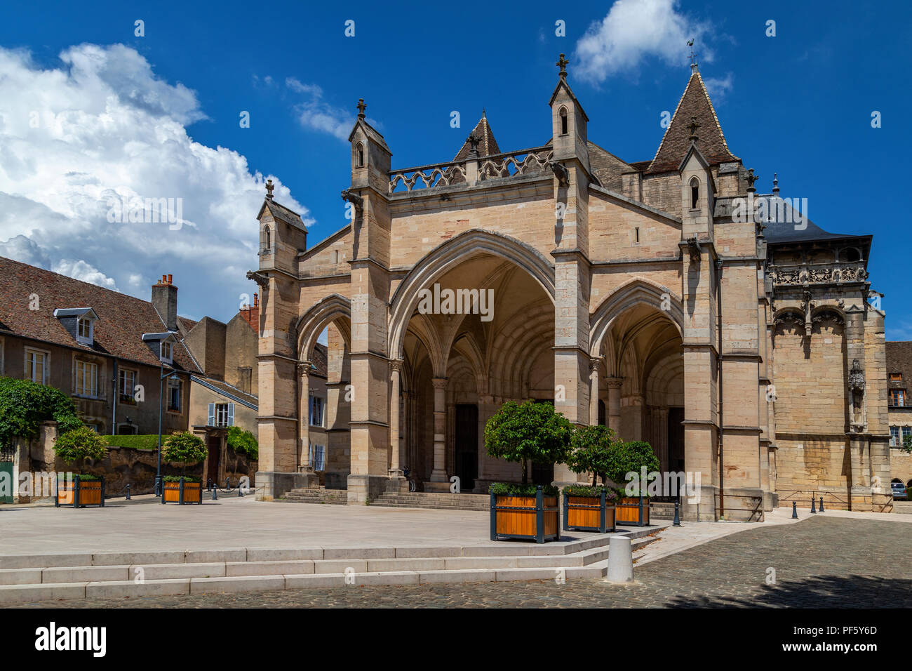 Die Kathedrale Notre Damm oder Collegiale Notre-Dame in der Stadt Beaune in der Region Burgund in Frankreich. Stockfoto