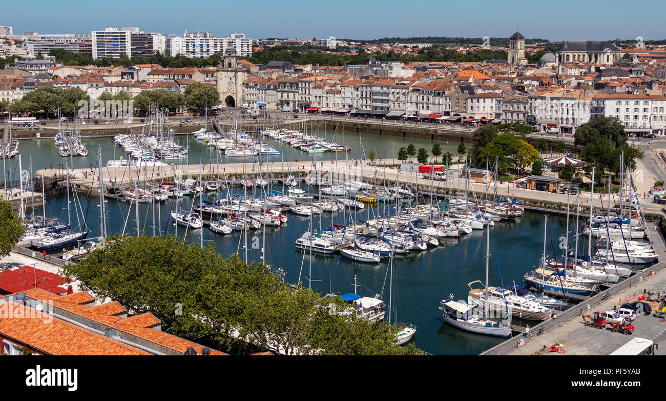 Panoramablick auf hohem Niveau Blick auf den Hafen von La Rochelle an der Küste der Region Poitou-Charentes in Frankreich. Stockfoto