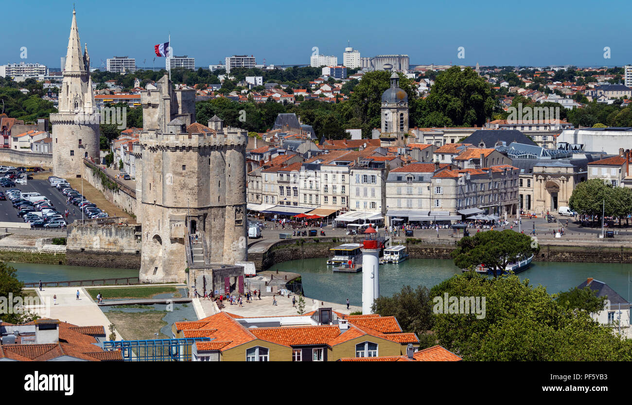 Hohe Blick auf den Hafen von La Rochelle an der Küste der Region Poitou-Charentes in Frankreich. Der Turm mit der Flagge ist die Tour de la Chaine whi Stockfoto